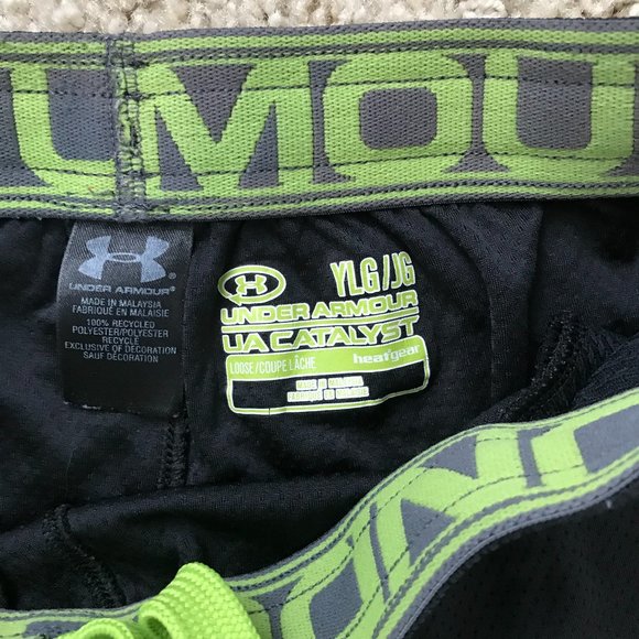 Under Armour Shorts Sz YLG Kids Black/Gray - Picture 2 of 6